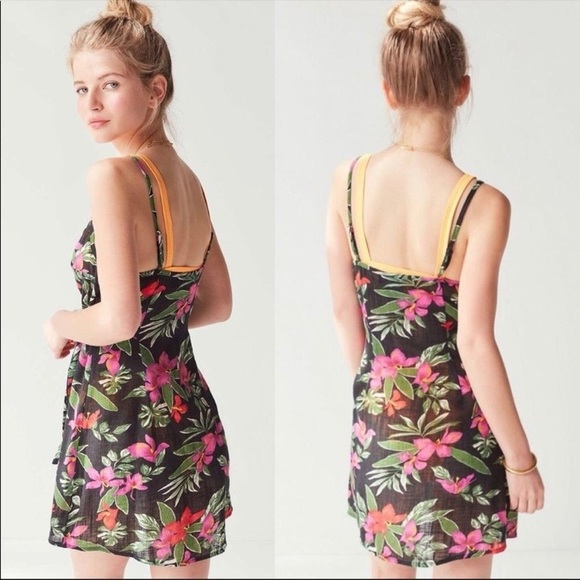 Urban Outfitters Delaney Floral Tropical Wrap Dress Size Medium - Picture 5 of 5